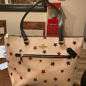 COACH Gallery tote bag. Top Zip. Red & Blue stars, white grain leather. Large